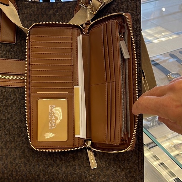 MICHAEL KORS LG X CHAIN SHOULDER TOTE BAG
& JST Lg Travel CONTINENTAL Wallet - Picture 14 of 15